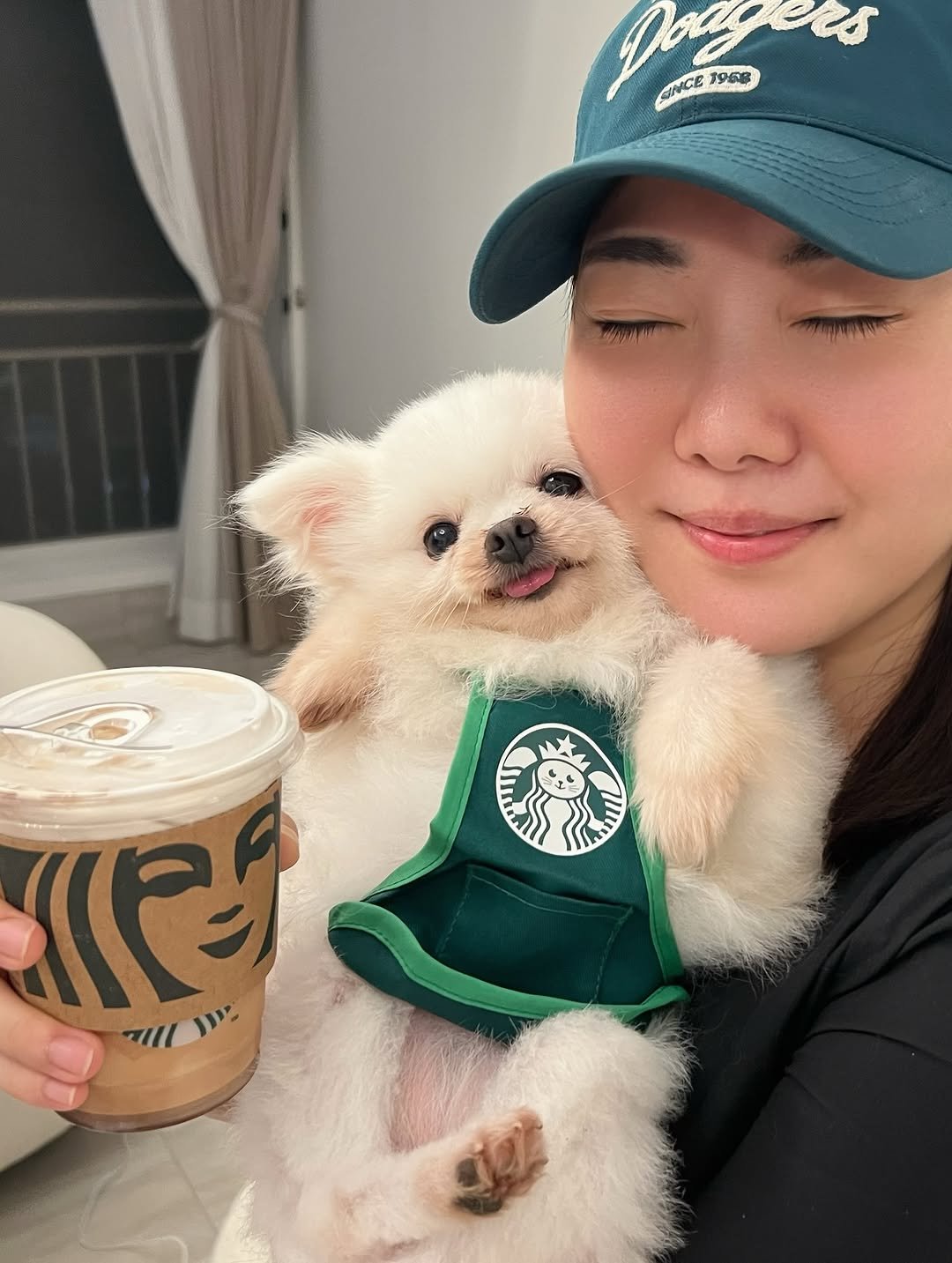 Photo by 김 현 지 on October 09, 2025. May be an image of 1 person, Maltese, Pekinese and text.