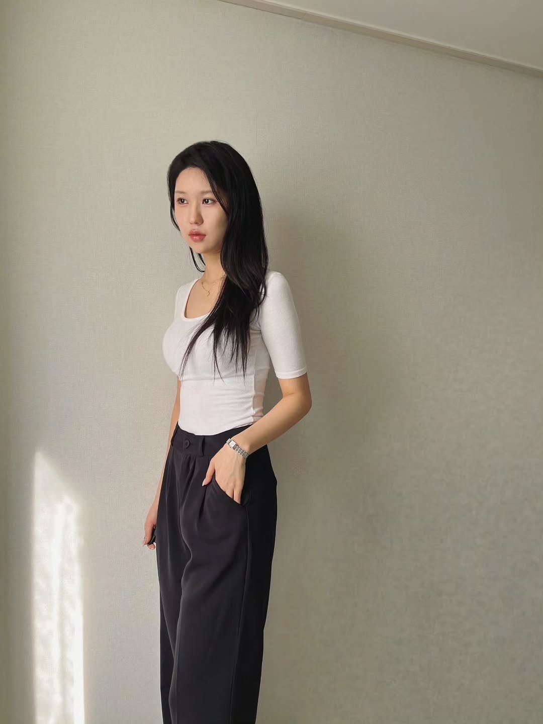 ha_dragon_daily 게시물 이미지: #협찬 @vint_the_vin

요즘 매일 손이 가는 핀턱 와이드 슬랙스 후기예요...
