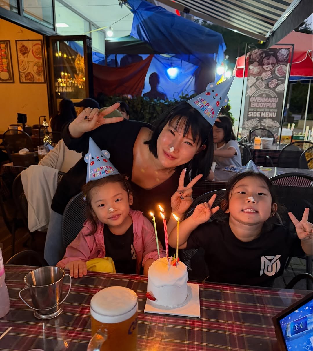 Photo shared by K바비하겸_다이어트레시피🌟 on September 29, 2025 tagging @hagyeom_diet. May be an image of 3 people, candle and text that says 'AA OVENMARU BNUOYPUB SIDE SIDEMENU SIDEMENU MENU HAPPy4 BRTHOT 心'.
