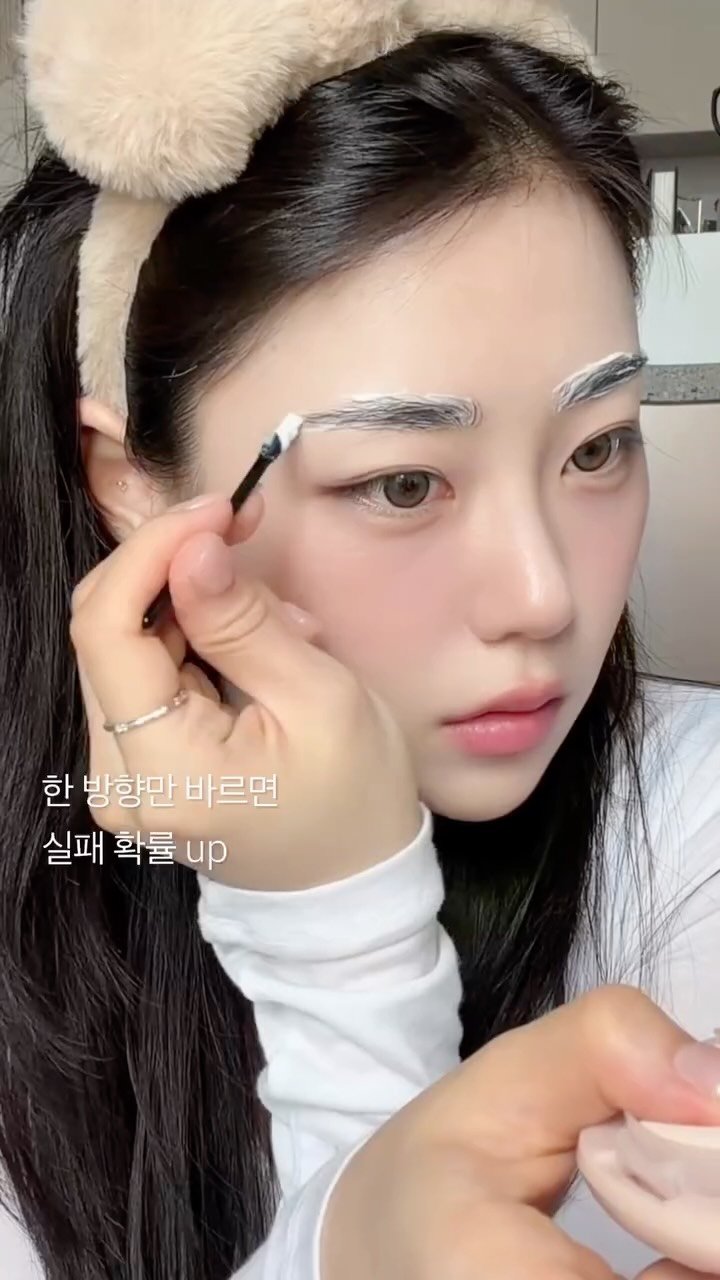 ha_sobin 게시물 이미지: 쎄보이는 인상 청순 분위기 되는법 (눈썹 탈색 망하지 않는법) #makeup
