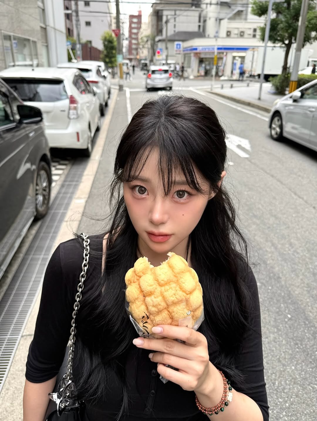 Photo by 하소빈 on October 02, 2025. May be an image of 1 person, mango, bread and text.