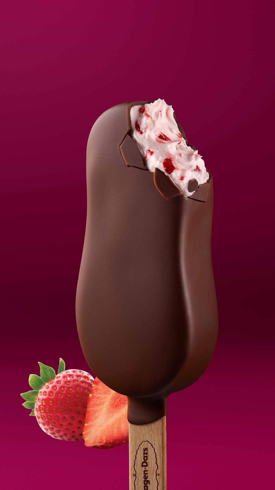 haagendazskorea 게시물 이미지: ⠀
딸기의 상큼함과 진한 초콜릿이 어우러진
환상적인 조화, 스트로베리...