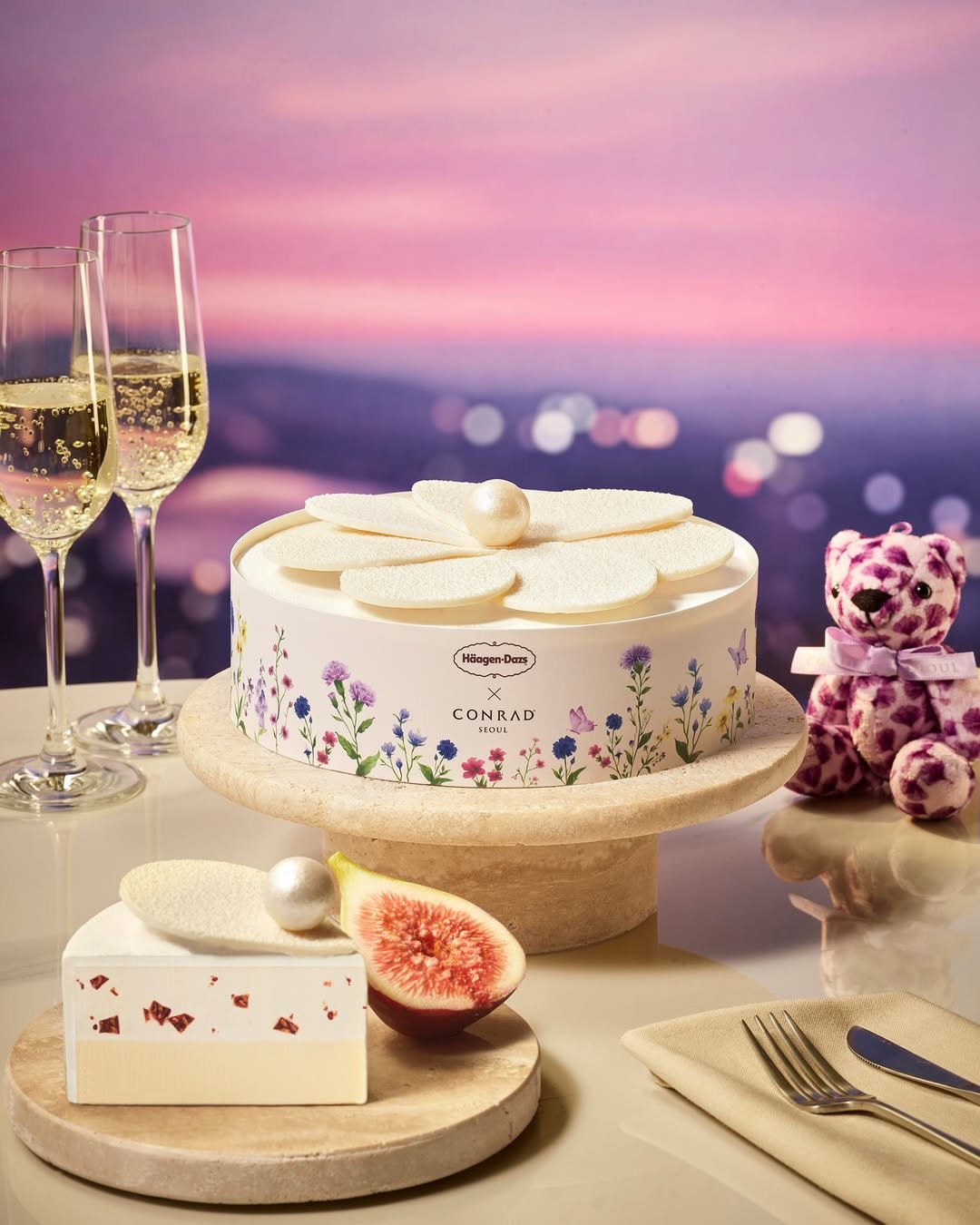 Photo by 하겐다즈 코리아 공식 인스타그램 on April 17, 2026. May be an image of wedding cake, chiffon cake, fig, fruitcake and text that says 'HdogenDar Dees CONRAD CONRAD AD 1YOUL OUL'.