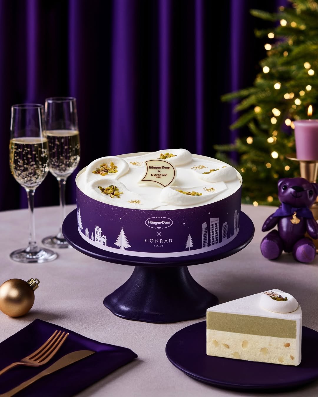 Photo by 하겐다즈 코리아 공식 인스타그램 on December 24, 2025. May be an image of wedding cake, whipped cream, fruitcake, chocolate cake and text.