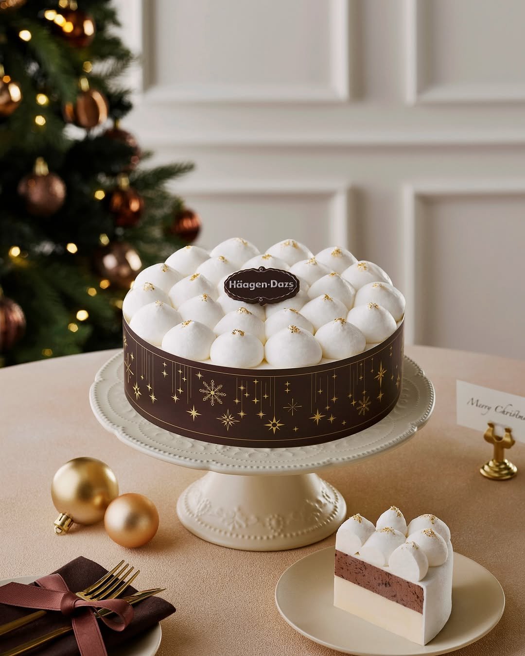 Photo by 하겐다즈 코리아 공식 인스타그램 on December 23, 2025. May be an image of chocolate cake, chocolate mousse, pastry and text that says 'Häager Häagen-Dazs Dazs Memy CaH'.