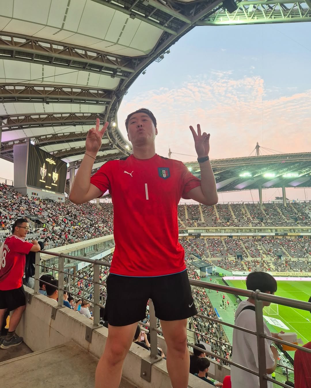 Photo by 송하빈 on September 15, 2025. May be an image of 3 people, people playing soccer, people playing football, stadium and text.