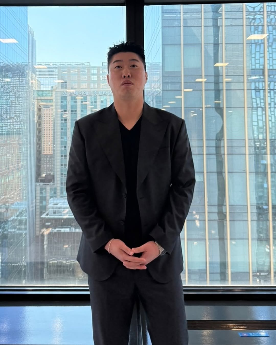 Photo by 송하빈 on July 23, 2025. May be an image of 1 person, blazer, suit, dinner jacket and text.