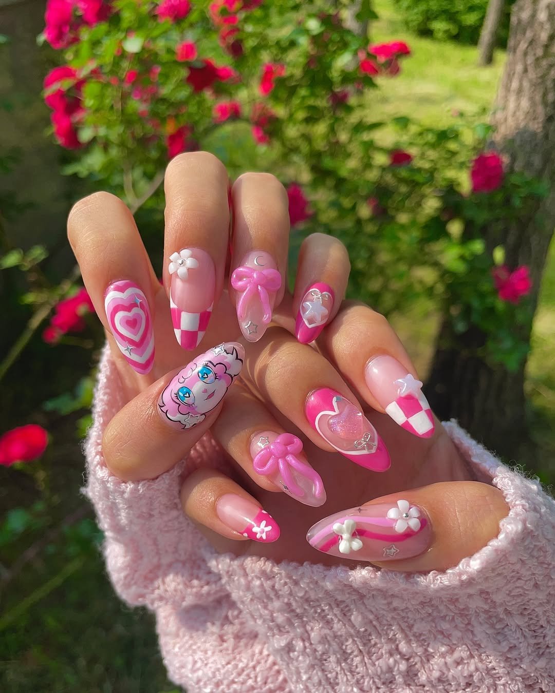 Photo by 하봄 on May 30, 2025. May be an image of one or more people and fingernails.