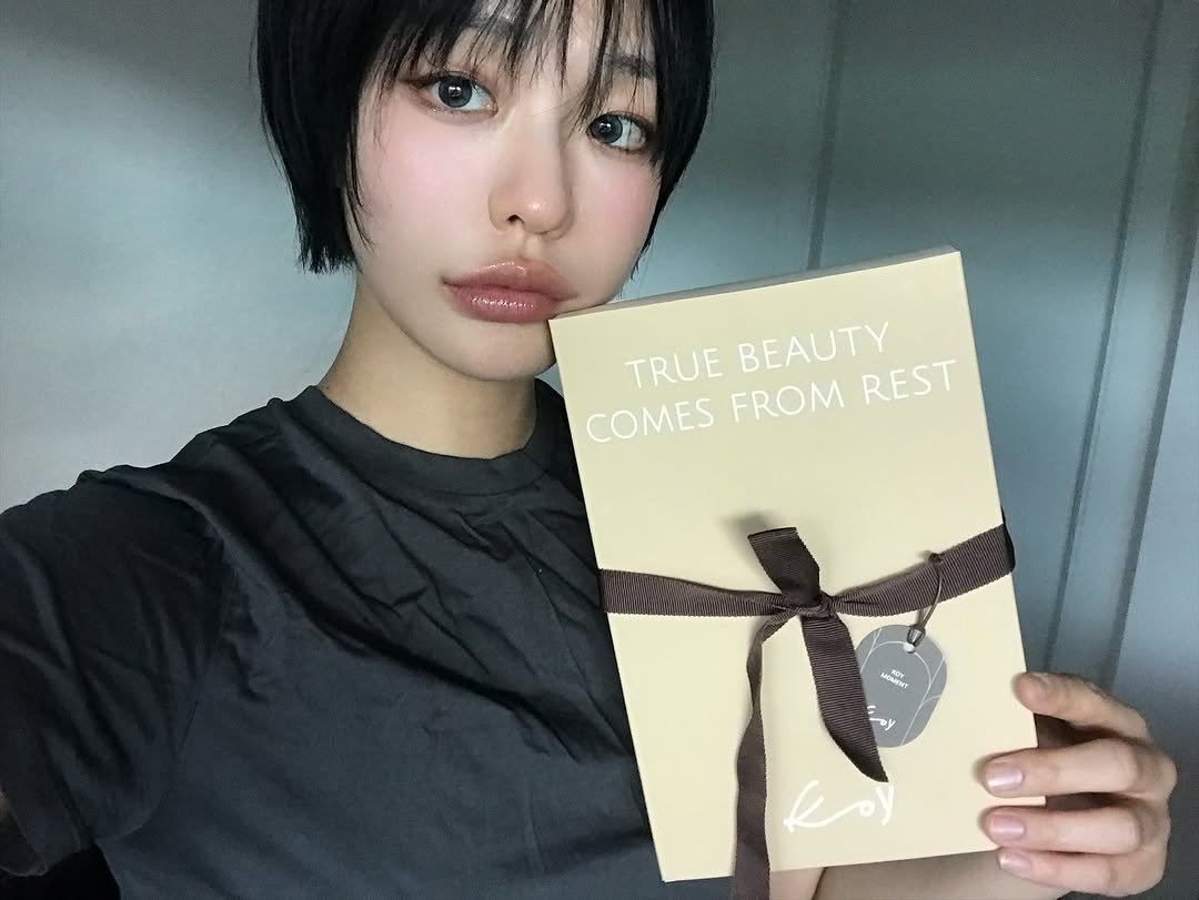Photo shared by 하경 on September 20, 2025 tagging @koy_by_ko. May be an image of 1 person, makeup, lipstick, book, magazine and text that says 'TRUE BEAUTY COMES FROM REST 下 4'.
