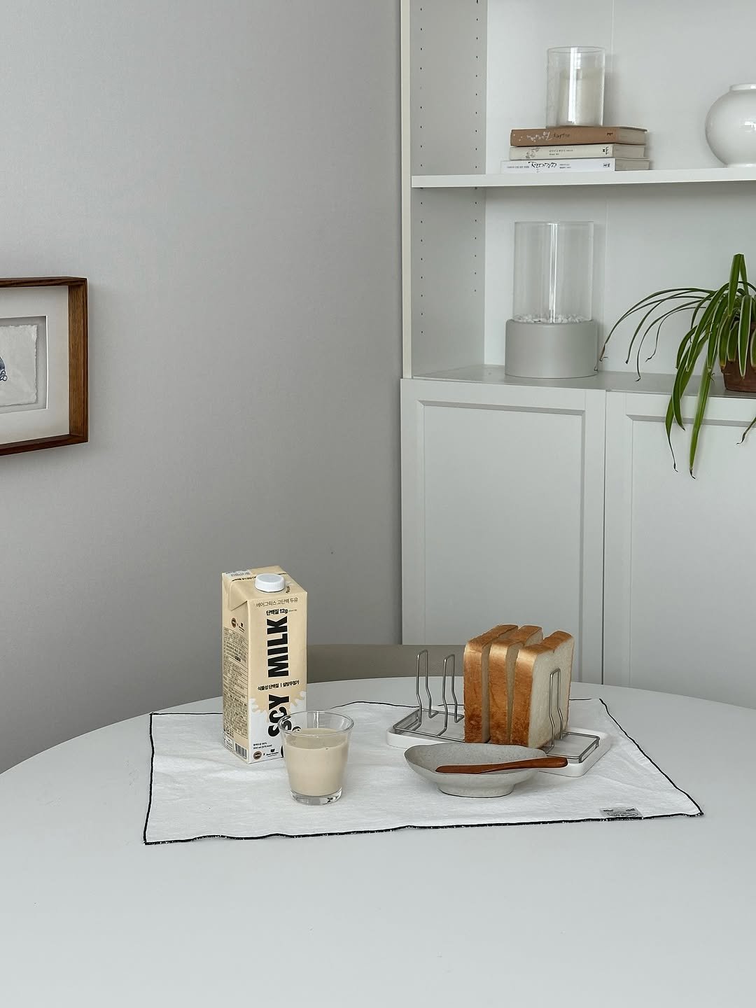 Photo shared by 해보구의 집 꾸미기 | 엄마의 감성 공간 노트 on September 13, 2025 tagging @bear_greeks. May be an image of table, kitchenware, dining table, indoors and text.