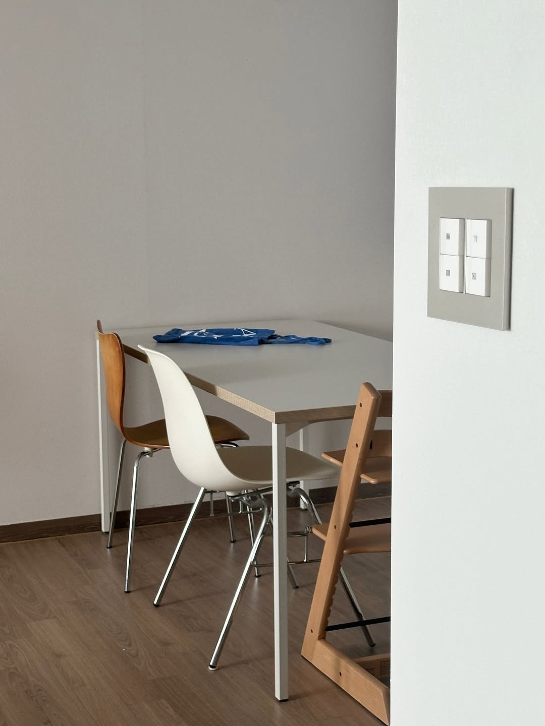 Photo by 해보구의 집 꾸미기 | 엄마의 감성 공간 노트 on September 08, 2025. May be an image of light switch, table, socket, armchair, dining table, indoors and text.