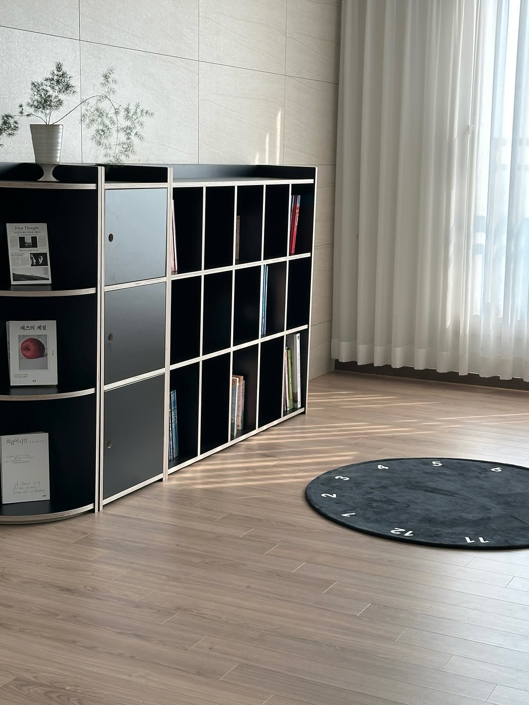 Photo by 해보구의 집 꾸미기 | 엄마의 감성 공간 노트 on July 29, 2025. May be an image of credenza, rack, sliding door, indoors and text.