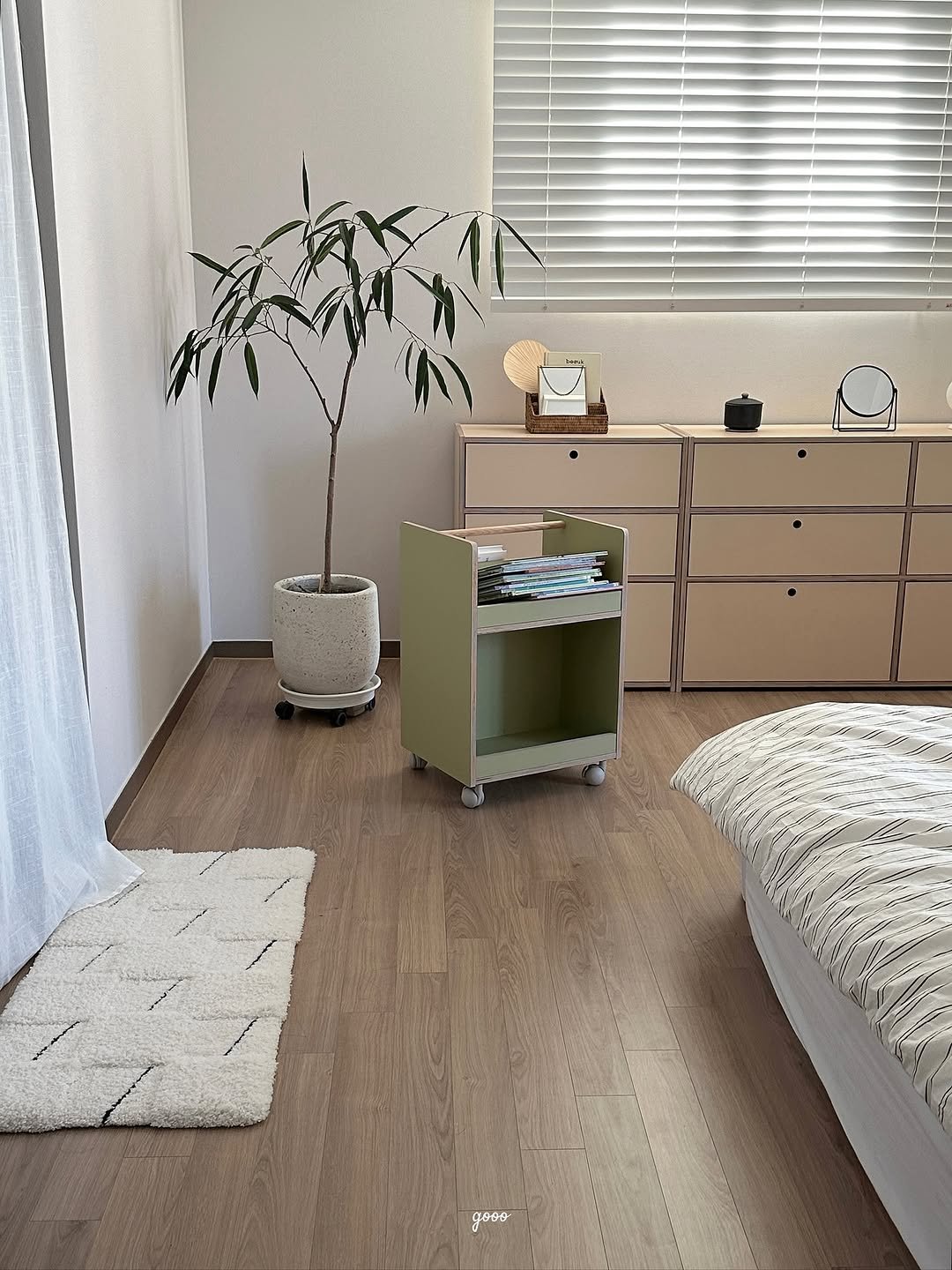 Photo shared by 해보구의 집 꾸미기 | 엄마의 감성 공간 노트 on November 15, 2025 tagging @jdhomedressing_official, and @luglug.official. May be an image of furniture, indoors, bedroom and text.