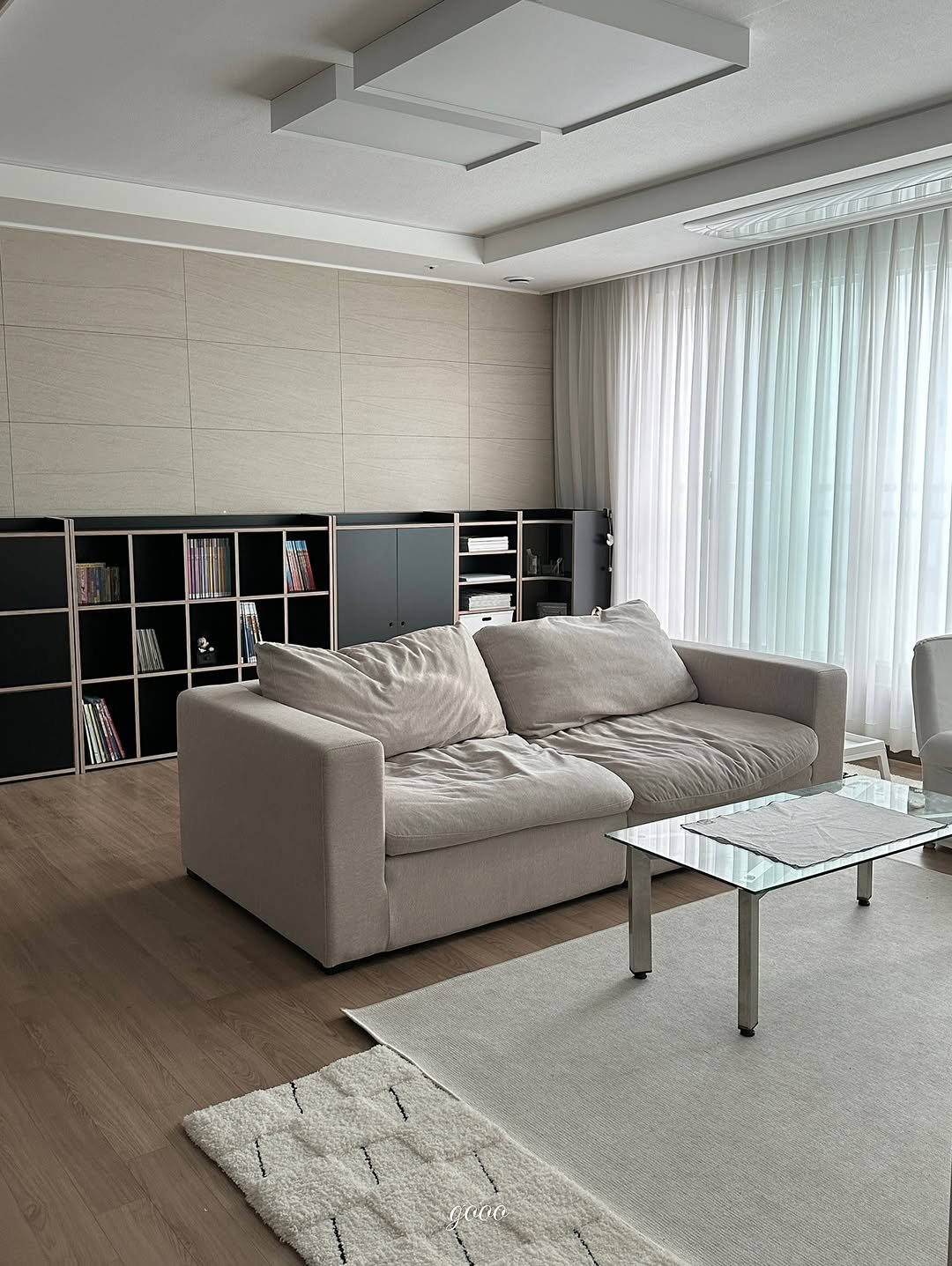 Photo shared by 해보구의 집 꾸미기 | 엄마의 감성 공간 노트 on October 04, 2025 tagging @jdhomedressing_official, @icilamaison, and @luglug.official. May be an image of sofa, armchair, living room, indoors, bedroom and text.