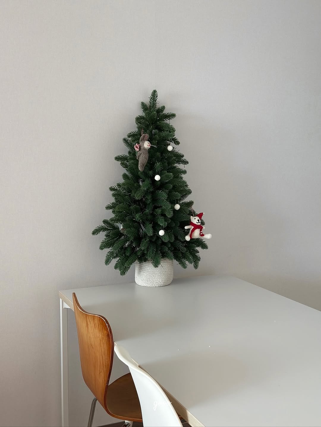 Photo shared by 해보구의 집 꾸미기 | 엄마의 감성 공간 노트 on November 16, 2025 tagging @doingsome_kids. May be an image of christmas tree and text.