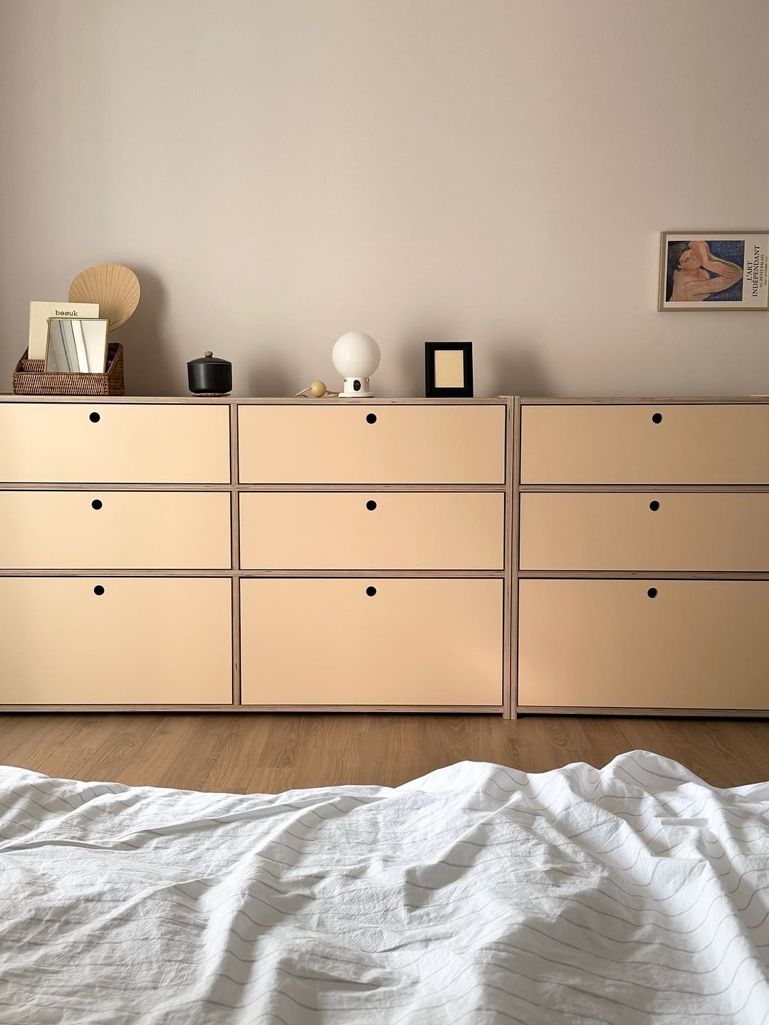 Photo shared by 해보구의 집 꾸미기 | 엄마의 감성 공간 노트 on September 17, 2025 tagging @jdhomedressing_official. May be an image of armoire, bureau, mattress, bedroom, indoors and text.