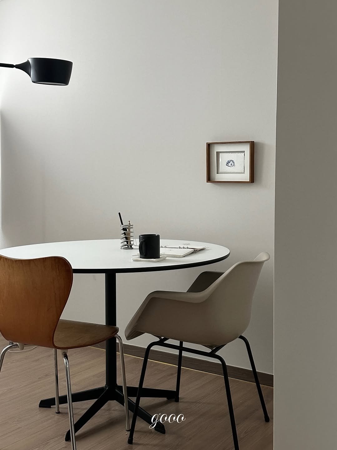 Photo by 해보구의 집 꾸미기 | 엄마의 감성 공간 노트 on September 24, 2025. May be an image of table, lighting, lamp, armchair, dining table, indoors and text.