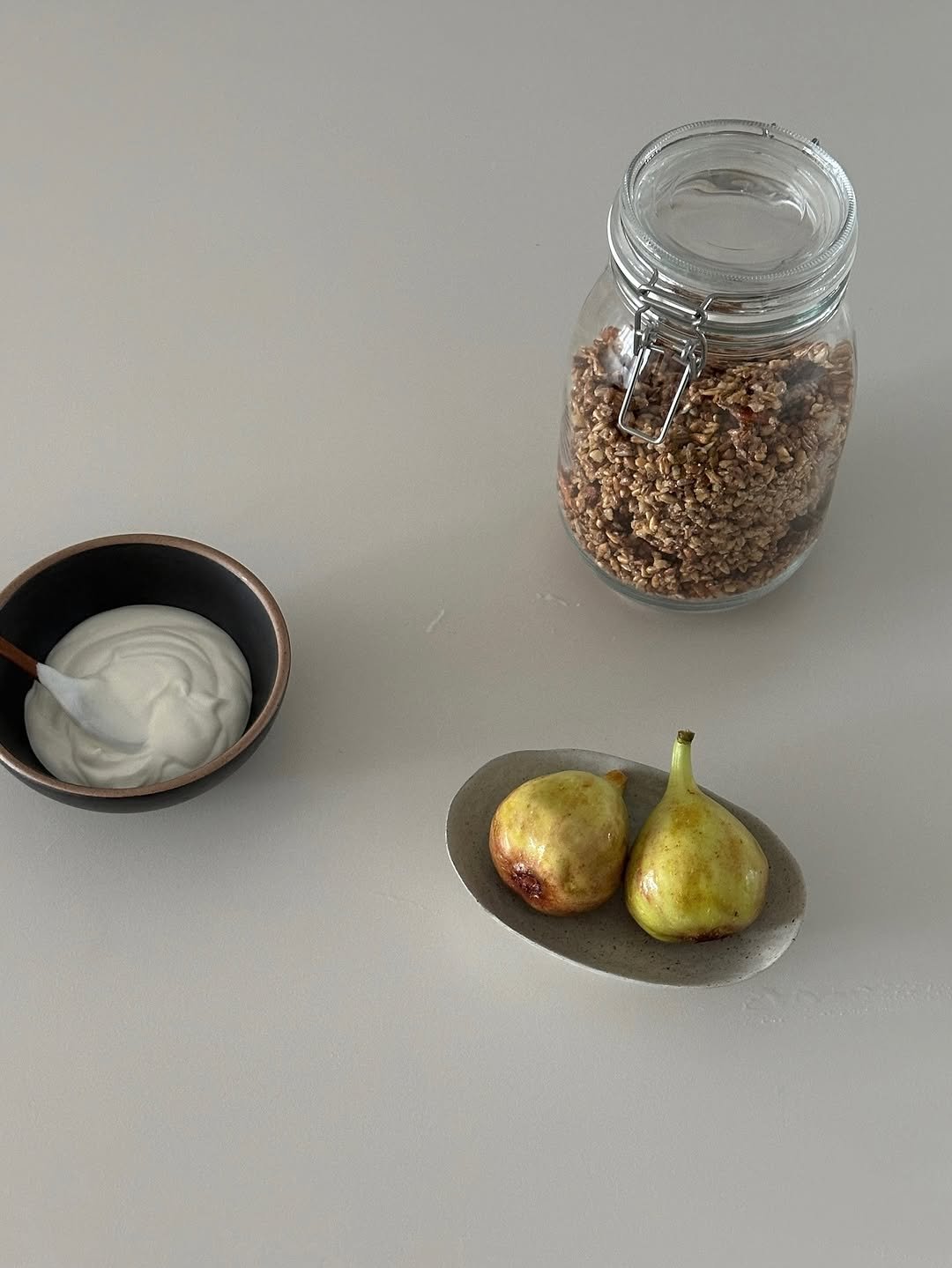 Photo by 해보구의 집 꾸미기 | 엄마의 감성 공간 노트 on August 13, 2025. May be an image of fig, condiment, kitchenware, tableware, pear and text.