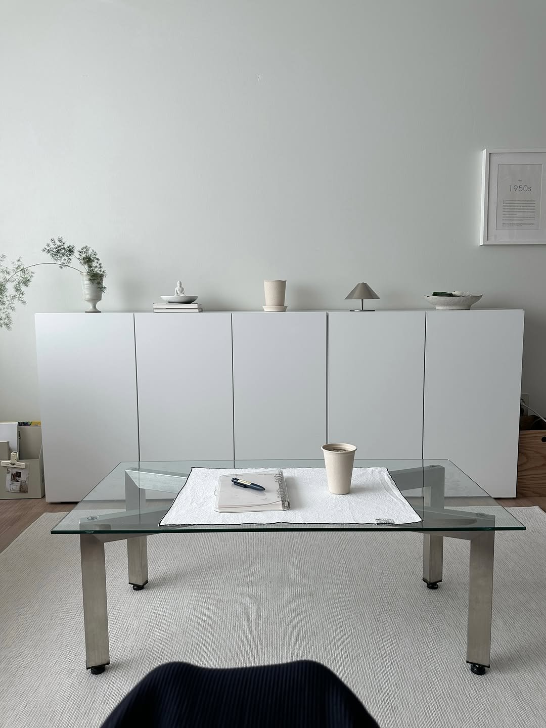 Photo by 해보구의 집 꾸미기 | 엄마의 감성 공간 노트 on September 22, 2025. May be an image of credenza, desk, bureau, indoors, living room and text.