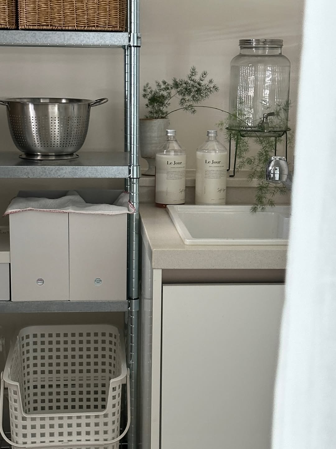 Photo by 해보구의 집 꾸미기 | 엄마의 감성 공간 노트 on September 14, 2025. May be an image of sink, plate rack, towel rack, shelf, spice rack, rack, cabinet and text.