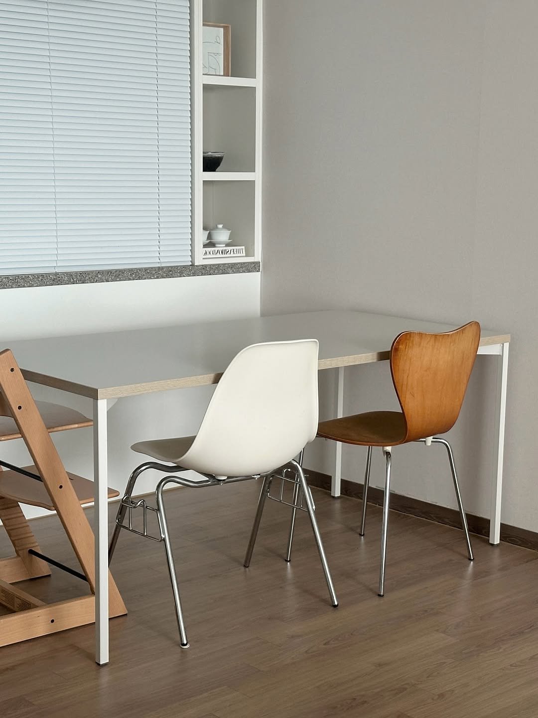 Photo by 해보구의 집 꾸미기 | 엄마의 감성 공간 노트 on September 20, 2025. May be an image of armchair, dining table, desk, sliding door, indoors, office and text.