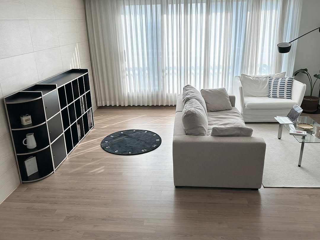Photo by 해보구의 집 꾸미기 | 엄마의 감성 공간 노트 on August 10, 2025. May be an image of credenza, sofa, chaise lounge, rack, living room, sliding door, indoors and text.