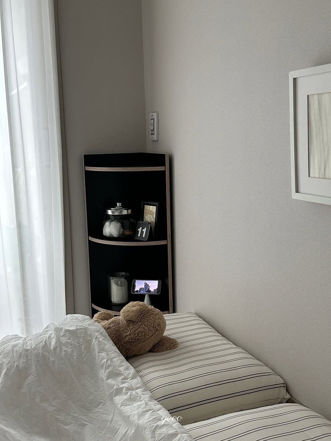 Photo shared by 해보구의 집 꾸미기 | 엄마의 감성 공간 노트 on November 12, 2025 tagging @jdhomedressing_official, and @lyckatill._.official. May be an image of headboard, bed, mattress, bedroom, indoors and text.