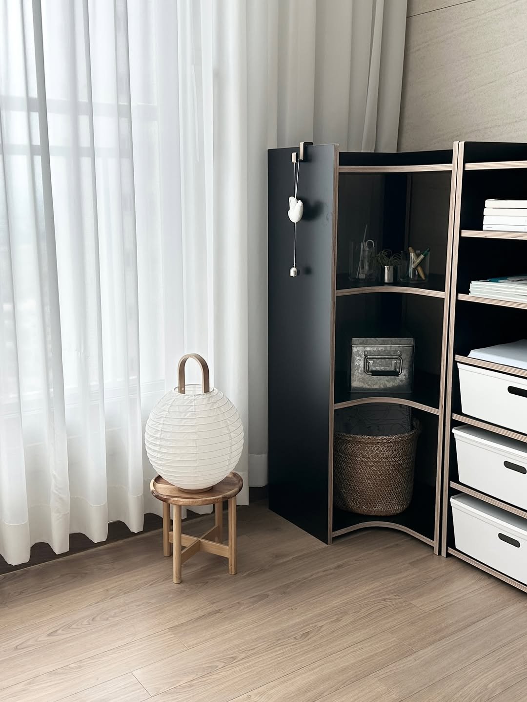 Photo shared by 해보구의 집 꾸미기 | 엄마의 감성 공간 노트 on September 15, 2025 tagging @jdhomedressing_official. May be an image of sink, rack, furniture, indoors and text.