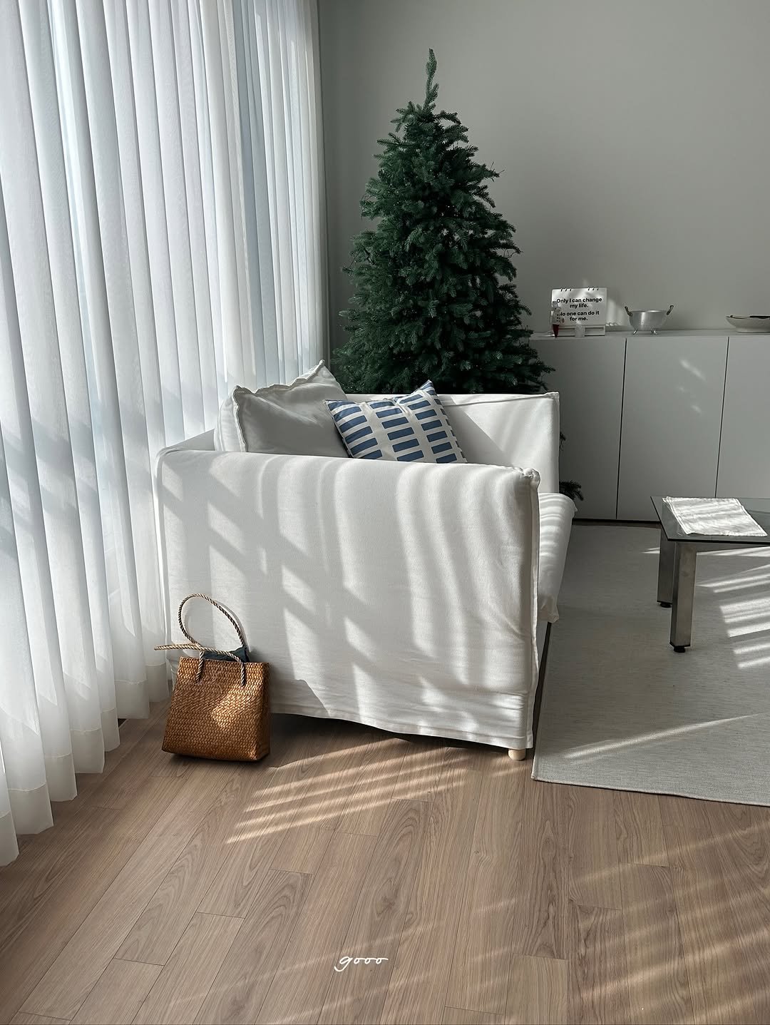 Photo by 해보구의 집 꾸미기 | 엄마의 감성 공간 노트 on November 11, 2025. May be an image of christmas tree, curtains, chaise lounge, indoors, living room and text.