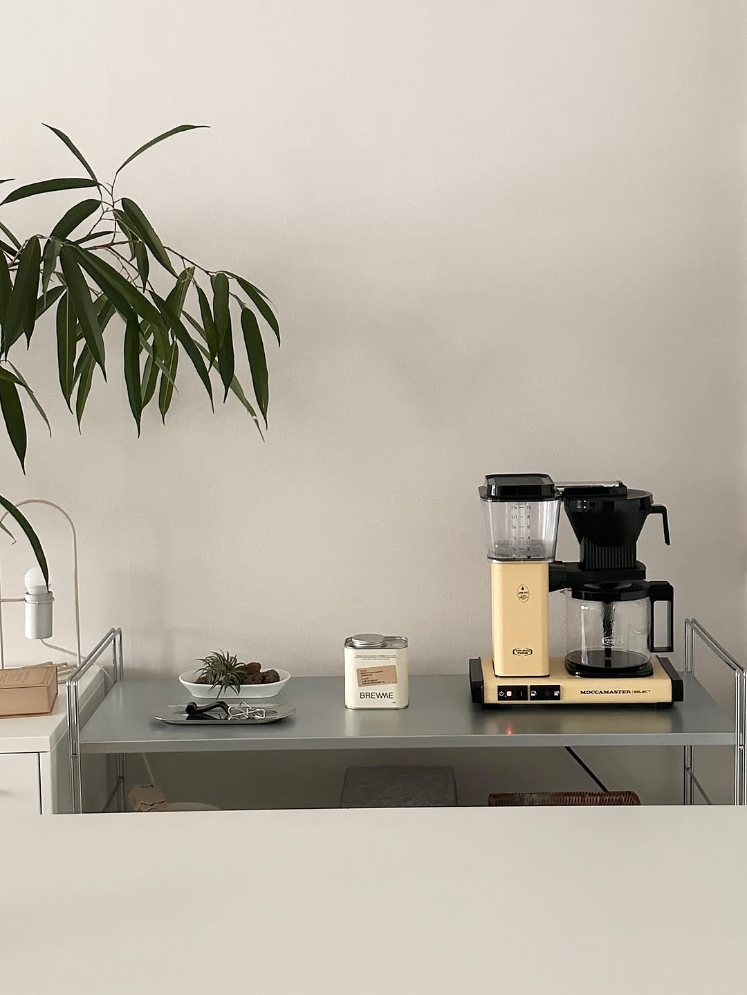 Photo by 해보구의 집 꾸미기 | 엄마의 감성 공간 노트 on August 11, 2025. May be an image of grinder, tea maker, coffee maker, kitchen appliance, cornflower and text.
