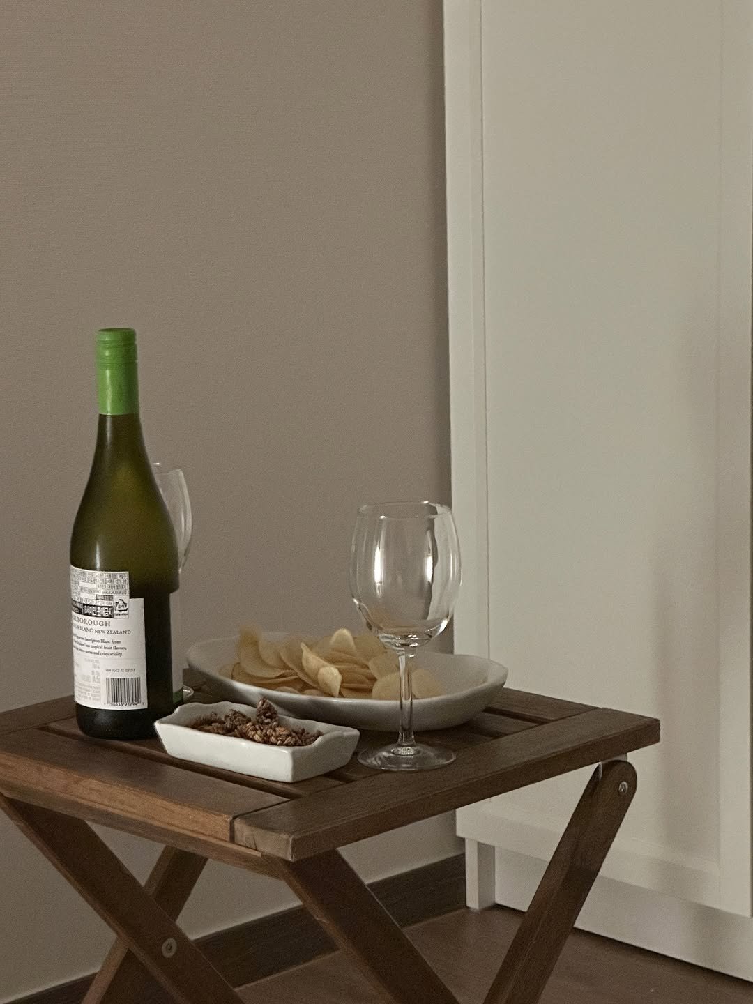 Photo by 해보구의 집 꾸미기 | 엄마의 감성 공간 노트 on August 05, 2025. May be an image of table, dining table, rack and text.