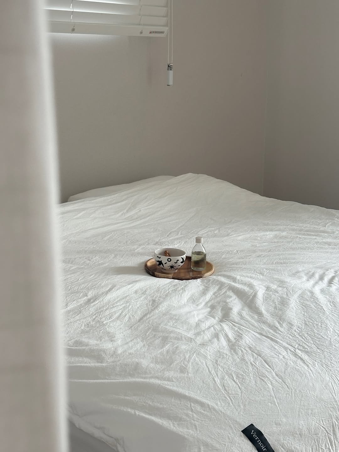 Photo by 해보구의 집 꾸미기 | 엄마의 감성 공간 노트 on September 10, 2025. May be an image of mosquito net, curtains, bed, mattress, bedroom and text.