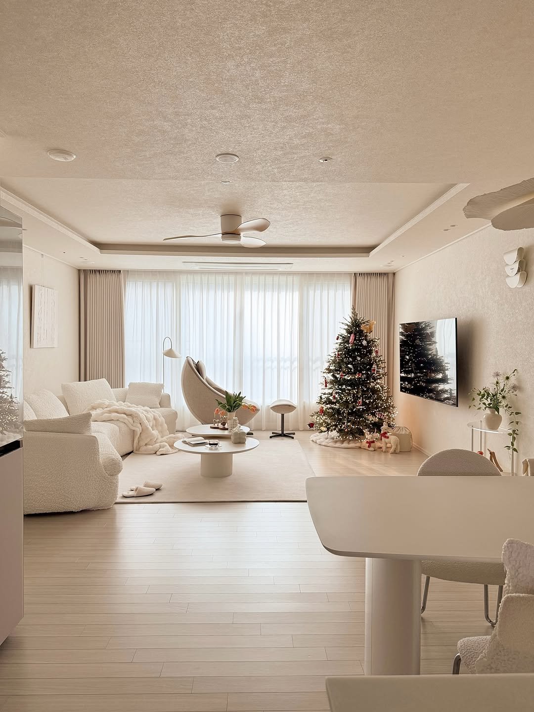 Photo by 지해 | 신혼집인테리어 on November 06, 2025. May be an image of christmas tree, lighting, sofa, living room, indoors and text.