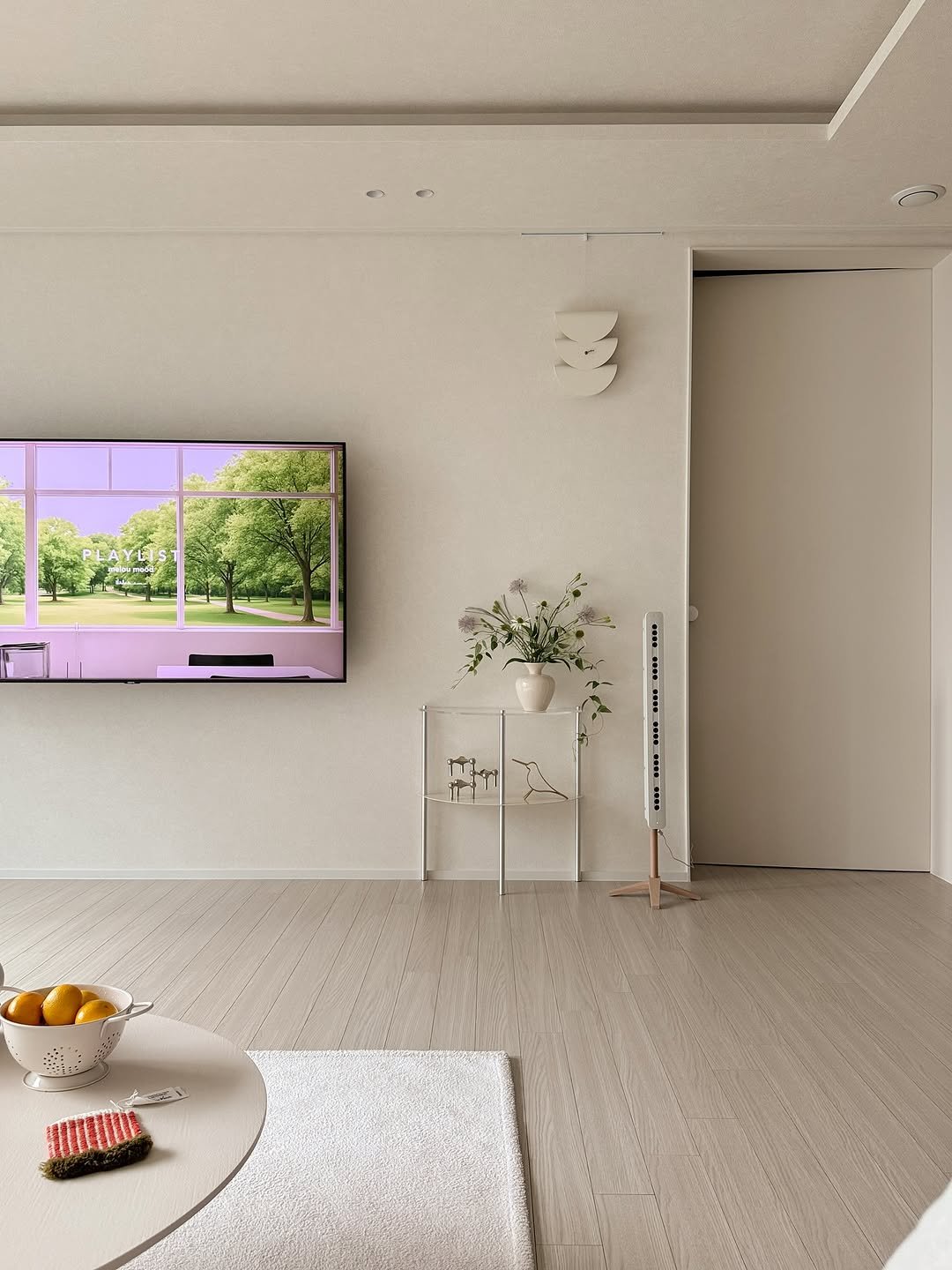 Photo by 지해 | 신혼집인테리어 on November 08, 2025. May be an image of television, screen, furniture, sliding door, living room, indoors and text.