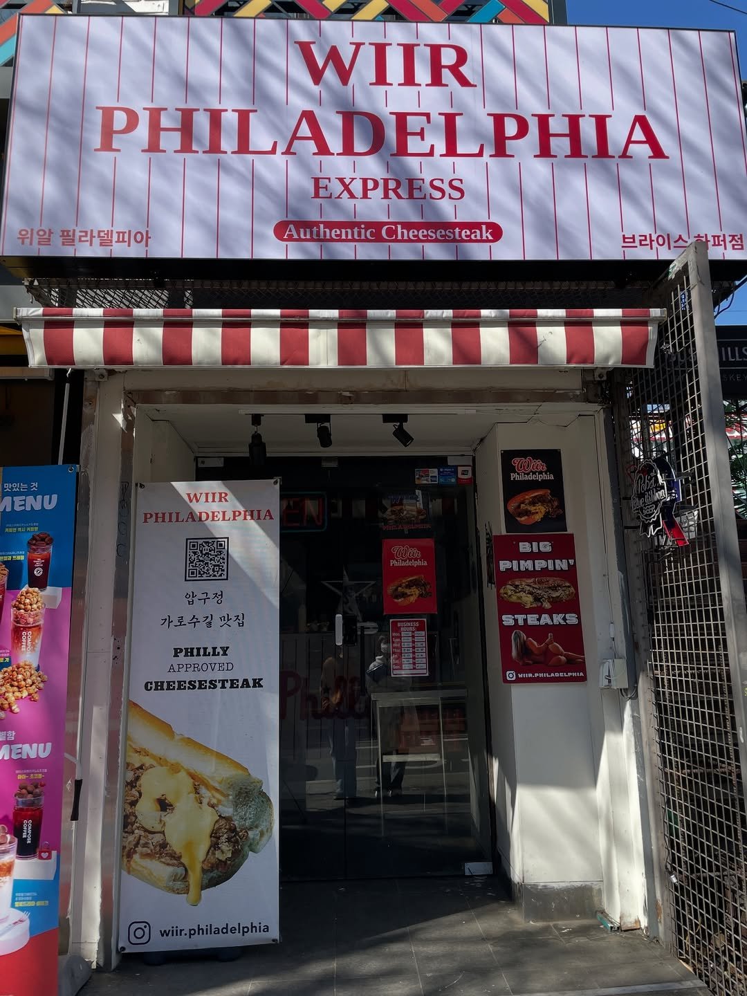 Photo by 해민 on December 31, 2025. May be an image of cash machine, signboard, newsstand and text that says '위알 라멜피아 WIIR PHILADELPHIA LPHIA EXPRESS Authentic AuthenticCheesesteak uthentic Cheese esteak 브라이스차퍼점 브라이 스화퍼점 맛있는것 IENU WIIR DELPH 可密 압구첨 가로수길맛집 맛집 PINPIN PHILLY CHEESESTEAK STEAKS STEAKS 할 ΠΕΝΗ C.PWABaHKR O 0wir.philadelphia'.