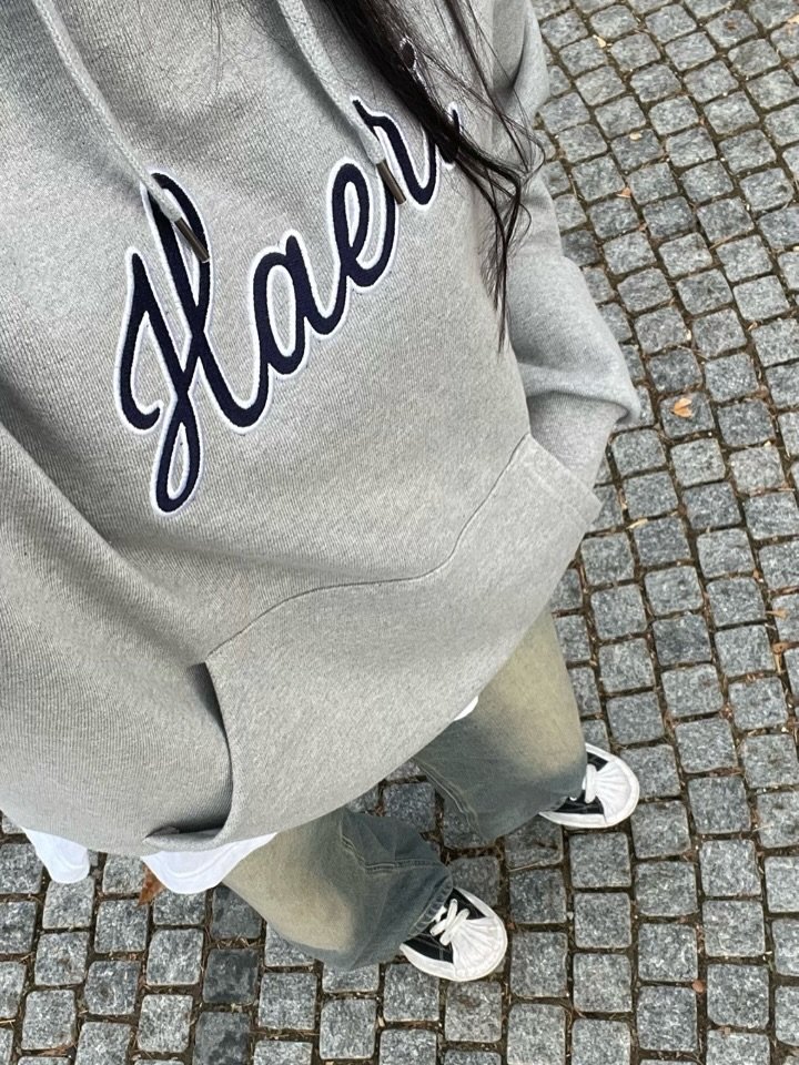 Photo by 리트리버 해리 on December 15, 2025. May be an image of sweatpants, fleece, sweatshirt, sweatsuit, parka and text.