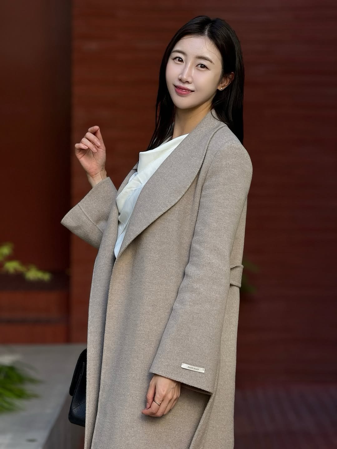 Photo shared by 해롱이 ❤️ on September 19, 2025 tagging @curlyshyll_official. May be an image of 1 person, duffle coat, goosedown coat and overcoat.