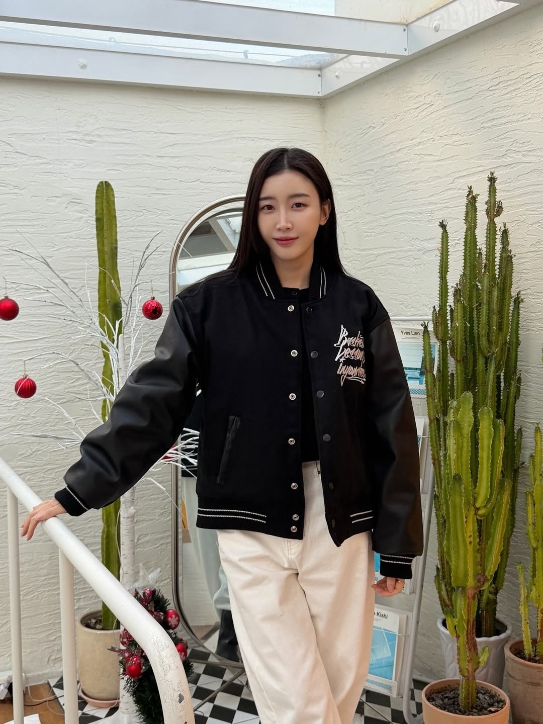 Photo by 해롱이 ❤️ on December 25, 2025. May be an image of duffle coat, goosedown coat, flight jacket, parka and text.