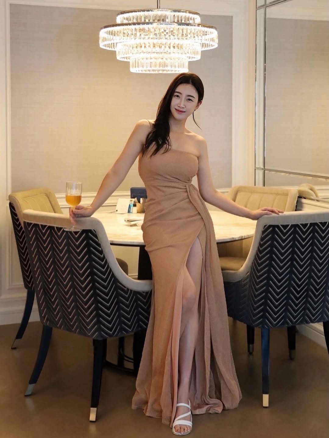 Photo shared by 해롱이 ❤️ on October 08, 2025 tagging @curlyshyll_official. May be an image of dress and gown.