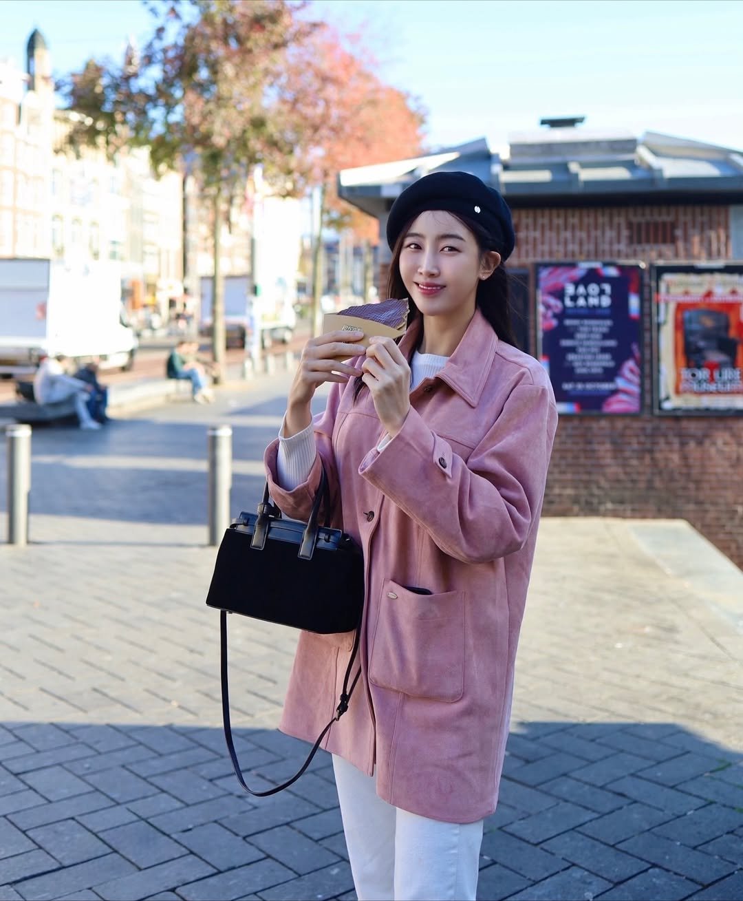 Photo shared by 해롱이 ❤️ on October 12, 2025 tagging @folnua_official, and @with.folnua. May be an image of duffle coat, hat and overcoat.