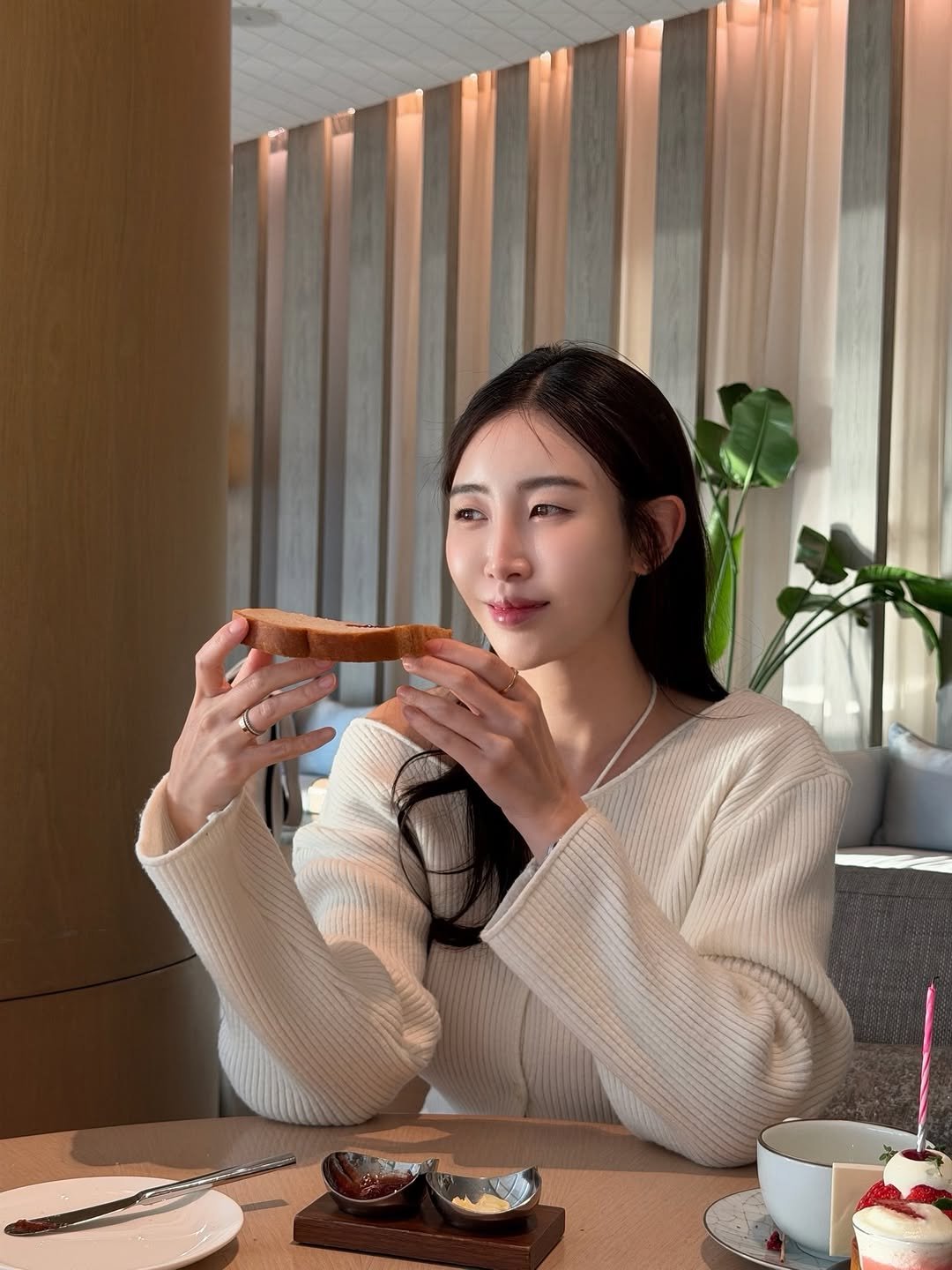 Photo shared by 해롱이 ❤️ on December 16, 2025 tagging @zerobread_seoul. May be an image of dessert, toast and text.