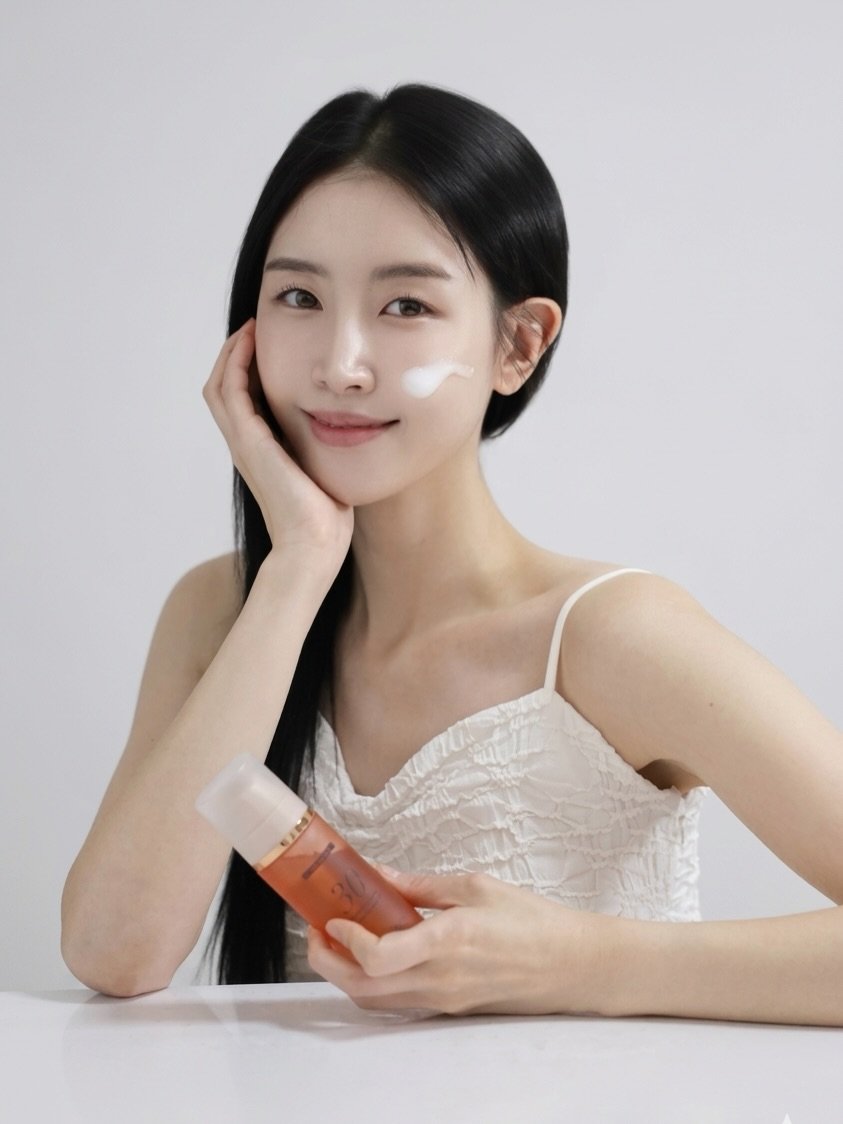 Photo shared by 해롱이 ❤️ on March 31, 2026 tagging @menokin_official. May be an image of one or more people, makeup, hair product, lotion and text.