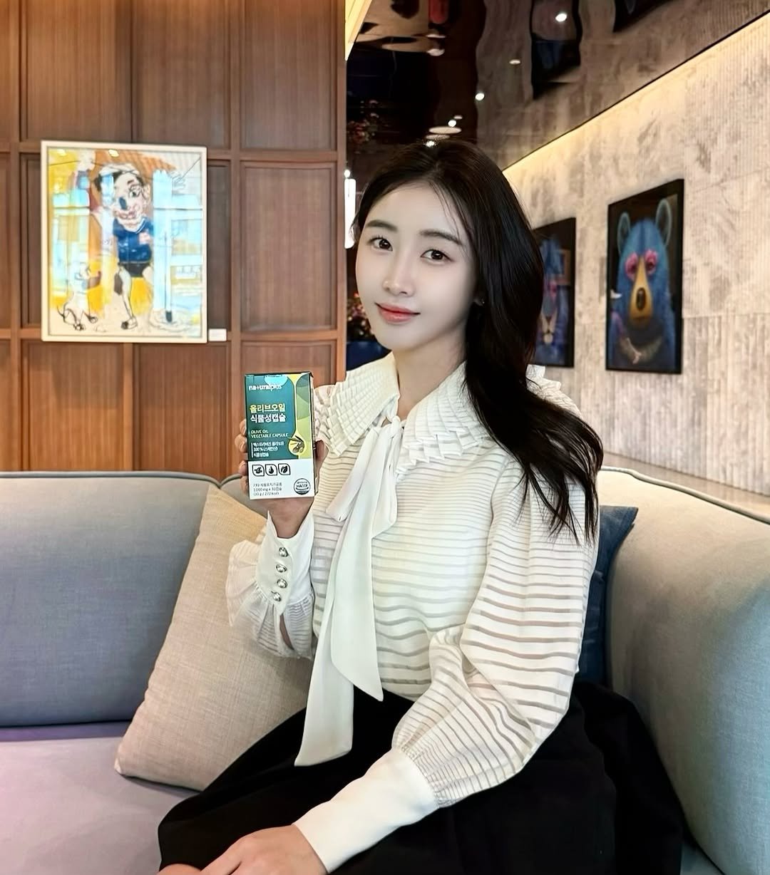 Photo shared by 해롱이 ❤️ on September 25, 2025 tagging @naturalplus_official. May be an image of 1 person, phone, cornflower and text.