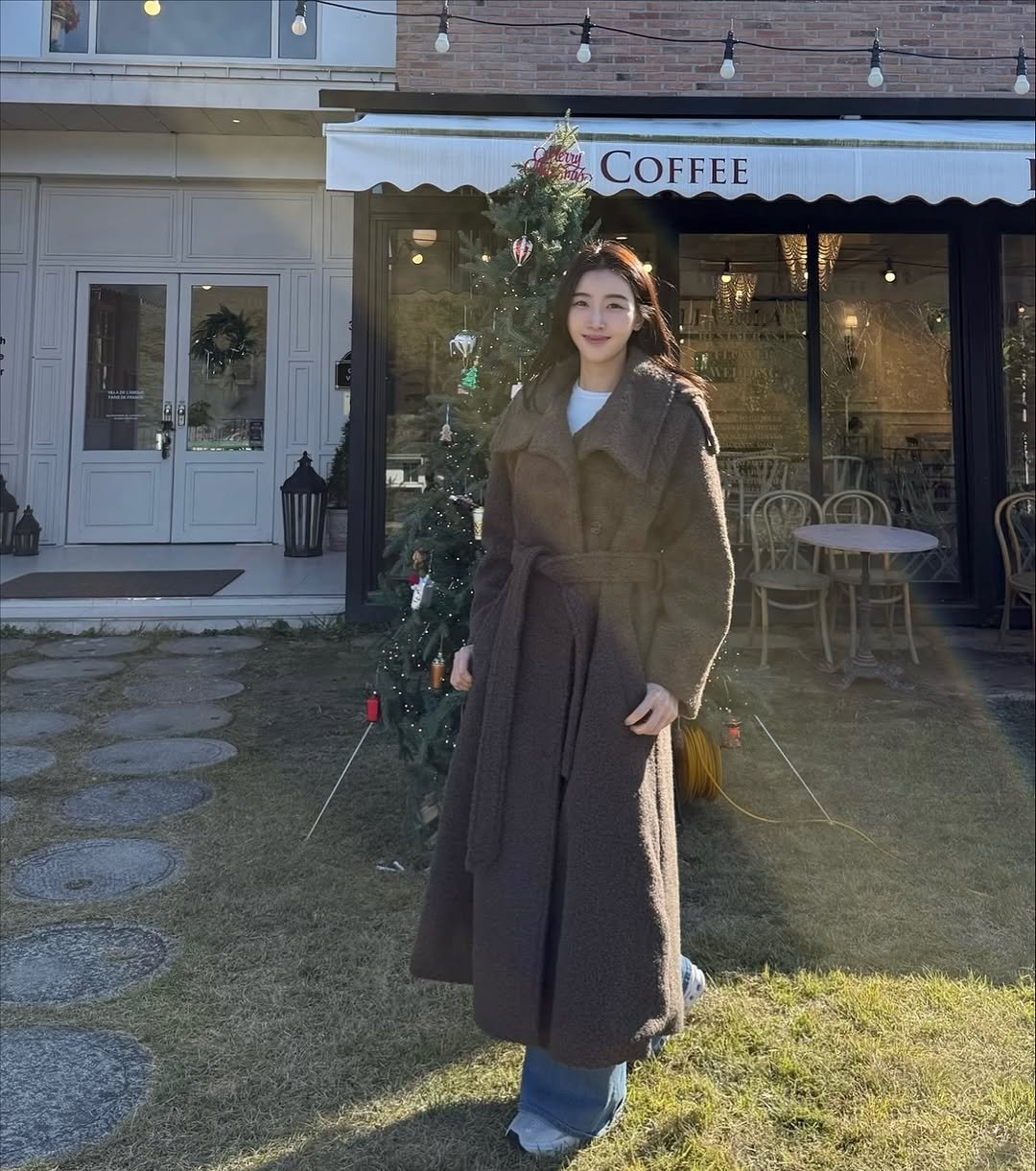Photo by 해롱이 ❤️ on November 14, 2025. May be an image of overcoat, duffle coat, sable coat and cornflower.