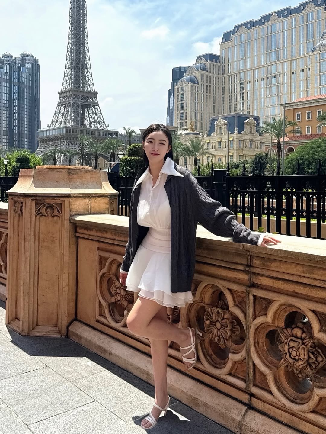 Photo shared by 해롱이 ❤️ on September 20, 2025 tagging @untapped_kr. May be an image of 1 person, Buckingham Fountain, skyscraper and La Sagrada Familia.