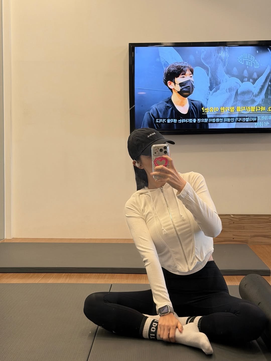 Photo shared by 해롱이 ❤️ on December 28, 2025 tagging @dr.jungsodam. May be an image of yoga, activewear, pants, turtleneck, sweatpants and text.