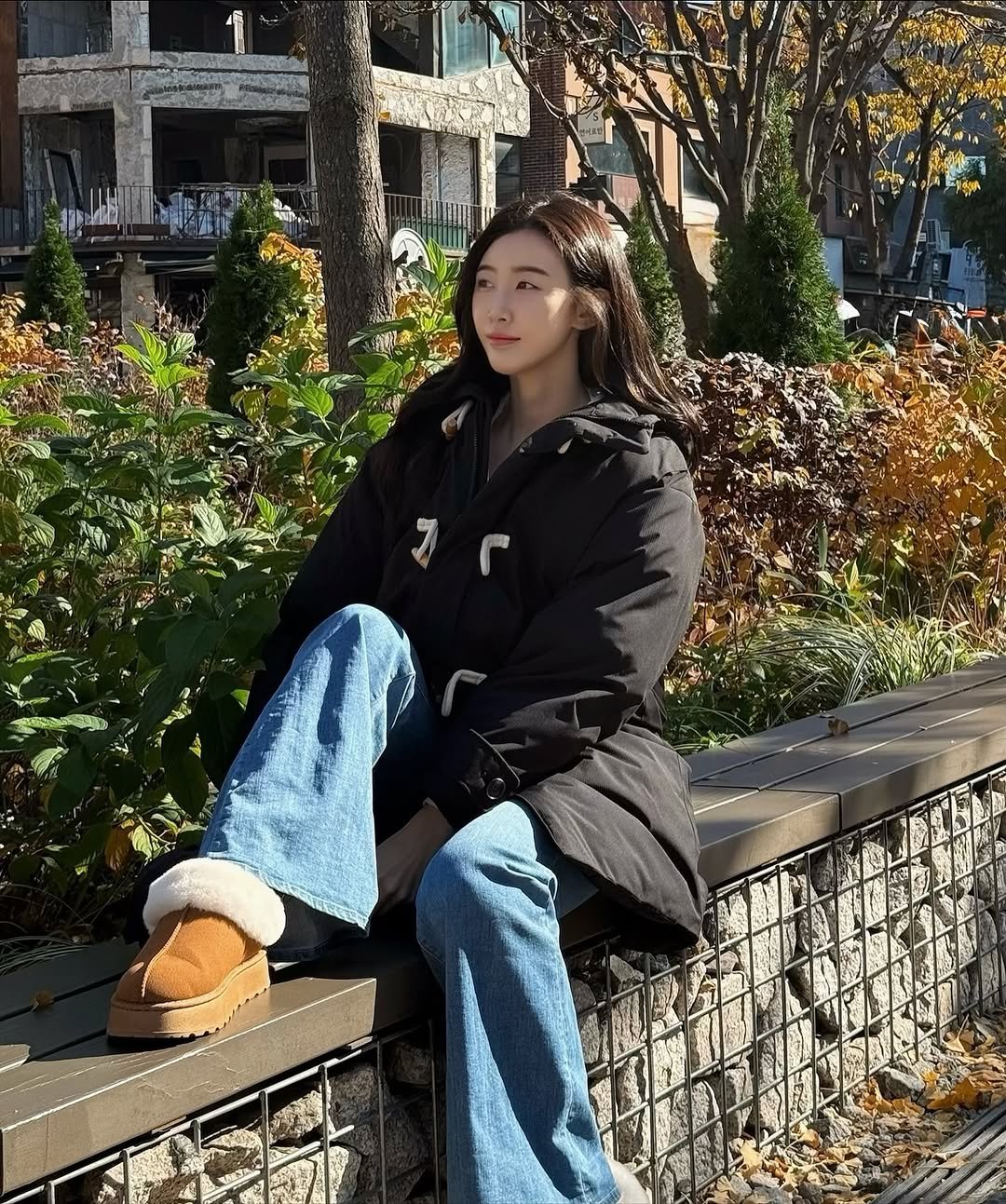 Photo shared by 해롱이 ❤️ on November 14, 2025 tagging @kiimuir. May be an image of goosedown coat, overcoat and duffle coat.