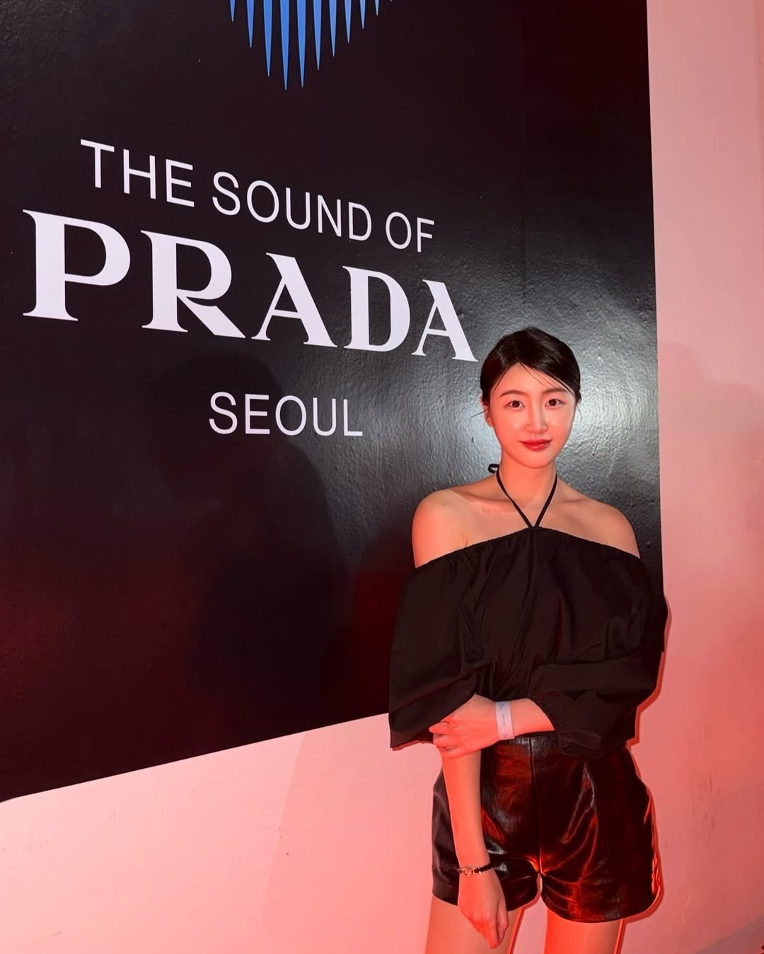 Photo shared by 해롱이 ❤️ on October 27, 2024 tagging @prada.