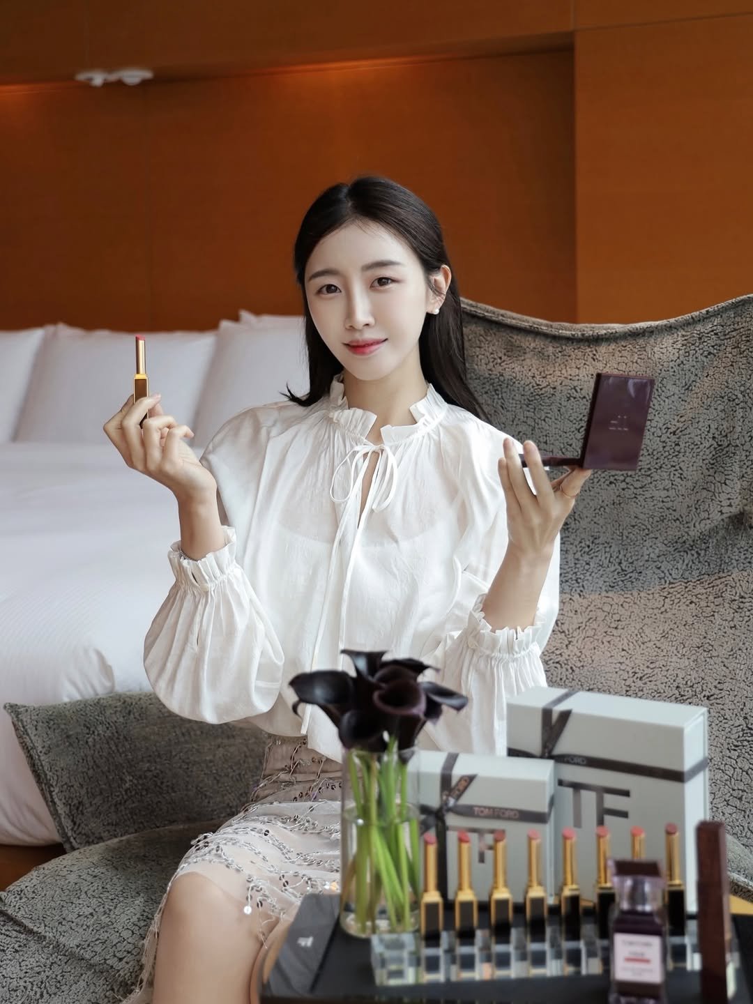 Photo by 해롱이 ❤️ on December 22, 2025. May be an image of one or more people, makeup, lipstick, fragrance, perfume, cosmetics, white lily and text.