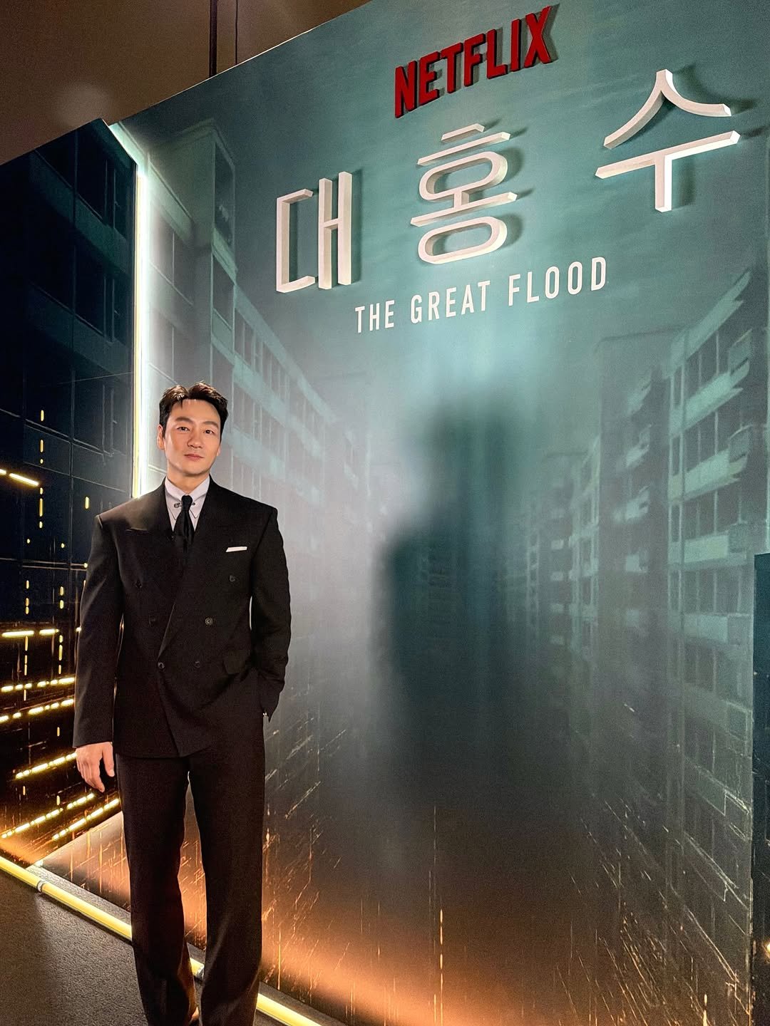 Photo by 박해수 PARKHAESOO on December 16, 2025. May be an image of poster, dinner jacket, suit and text that says 'NETFLIX 대홍수 수 대 대홍 홍 THE GREATFLOOD GREAT FLOOD'.